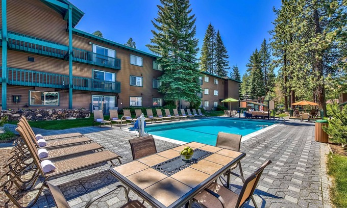 South Lake Tahoe Resort | Relax and Recharge! 2 Comfortable Units, Free Breakfast, Pets Allowed!