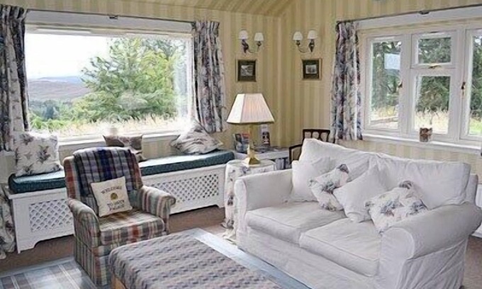 Lairg Cottage | Relax and unwind in this cosy croft house with a woodburner.