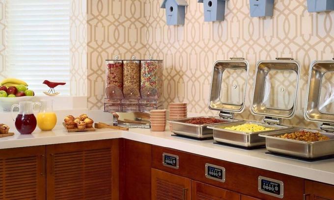 White Station House | Relax and Unwind! Outdoor Pool, Pets Allowed, Near Fire Museum of Memphis!