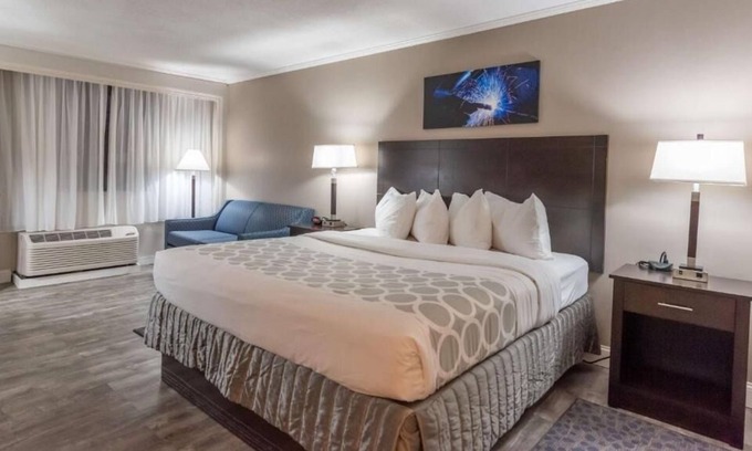 Bethlehem House | Relax and Unwind! Pet-Friendly Property, Onsite Pool, Free Breakfast!