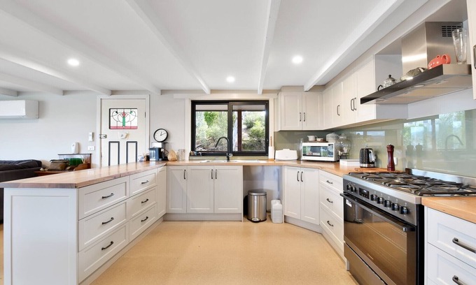 Goughs Bay House | Relax at Goughs Bay - Beautiful Lake Views