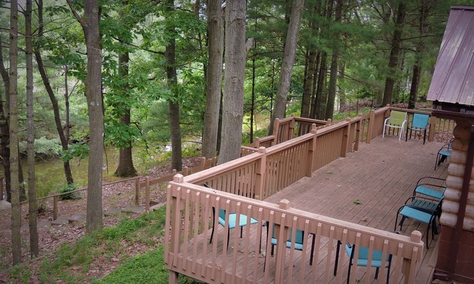 Silver Lake Cottage | RELAX here, deck, AC, assoc. pool & playground, walk to town, on channel, pet OK