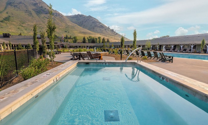 Jackson Hotel | Relax in 3 Spacious Rooms: Retro Lodge w/Fire Pits & All-Year Pool