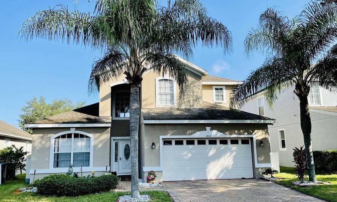 Highlands Reserve House | Relax in style! Close to parks - TVs every room - Modern kitchen - near golf.