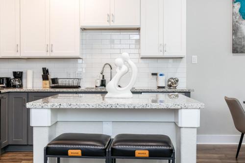 Southeast Houston House | Relax in Style - Open-Plan 3BR Lounge near NRG Stadium, Downtown, Medical Center, Private Backyard