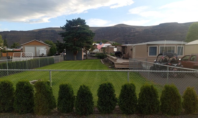 Sunland Estates House | Relax in Sunland, just minutes away to The Gorge & Cave B Winery!!