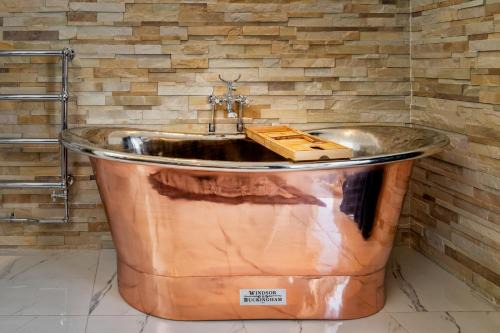 Inverness City Centre Apartment | Relax in Super Size Copper Tub - 2 bedroom villa