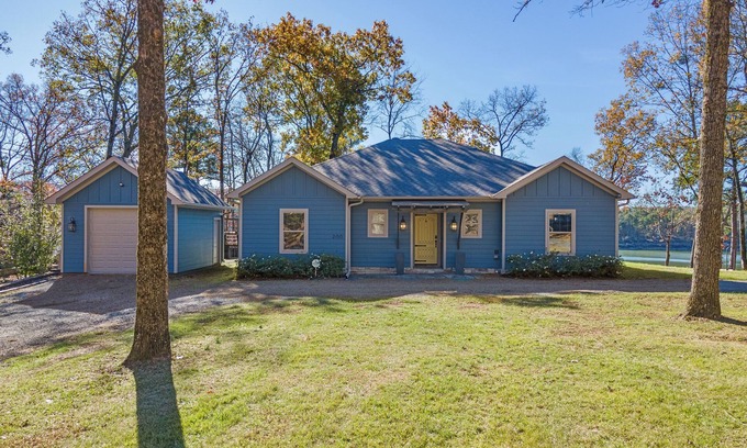 Clinton House | Relax in the Blue Cottage Retreat w/lakefront views & walk down access to water