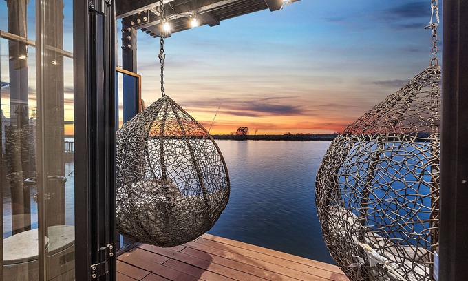 Seymour Boat Rental | Relax on the decks & watch the world float by