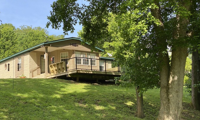 Mountain Home House | Relax on the enchanting bank of the White River.