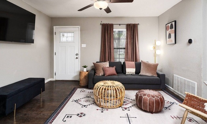 Northwest Los Angeles Heights House | Relax @ The Red Door ☆ Central ☆ Near Quarry & Zoo
