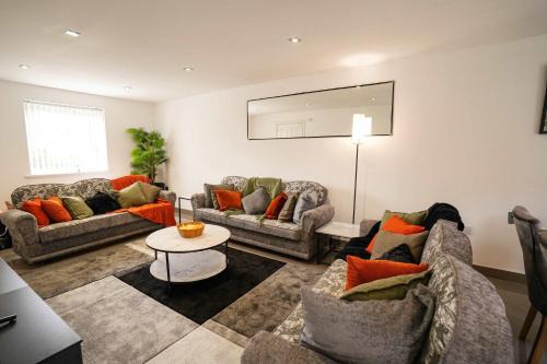 Acresford Apartment | Relaxing 5BDR Retreat Hot Tub