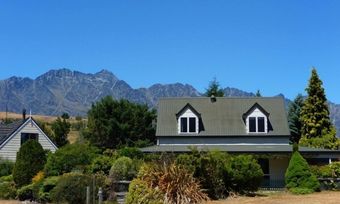 Kelvin Heights House | Relaxing and practical