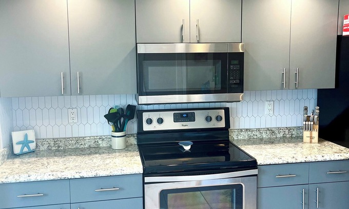 Pelican House | Relaxing Cape Coral Poolside Retreat