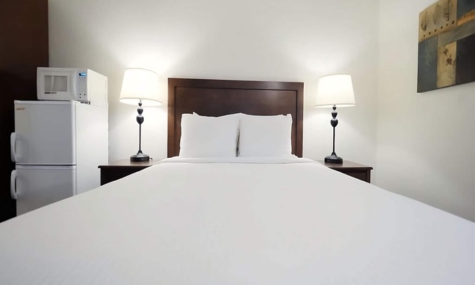 Sedona Resort | Relaxing Couple Stay Right in Downtown Sedona | Outdoor Pool and Free Parking