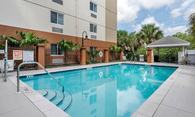 Biggar Hotel | Relaxing Couple Stay w/Outdoor Pool | Free Parking and Pets Allowed