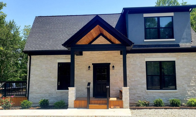 Logan Cabin | Relaxing luxury lodge, 4-bedroom retreat with WiFi, AC in Logan