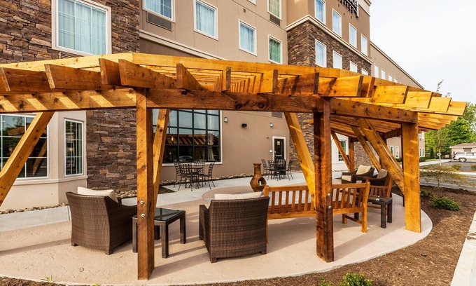 Farragut Condo | Relaxing Retreat in Knoxville | Complimentary Breakfast + Shared Outdoor Pool + 24h Business Center