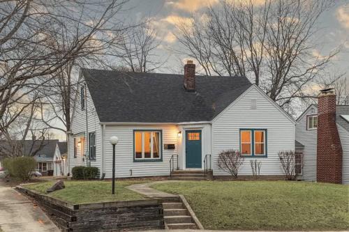 Rockford House | Relaxing Rockford Stay 3 br 1 bath in the heart of Northern Illinois Family Friendly