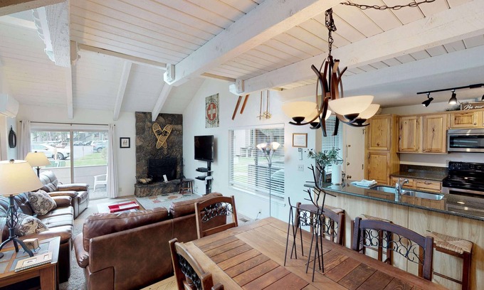 Tennis Village Condo | Relaxing Sunriver Condo with A/C, Fireplace and BBQ
