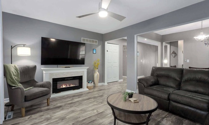 Lenexa House | Relaxing Townhome in OP|4BR all KING beds