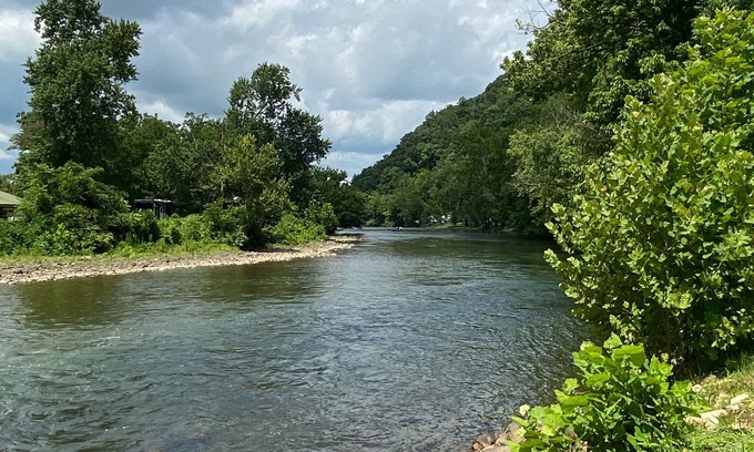 Elizabethton Cabin | Relaxing waterfront cabin with a loft!