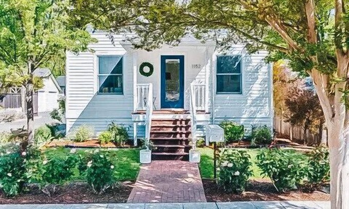Napa Cottage | Remodeled 1900s cottage-10 min walk to Downtown Napa and pet friendly!