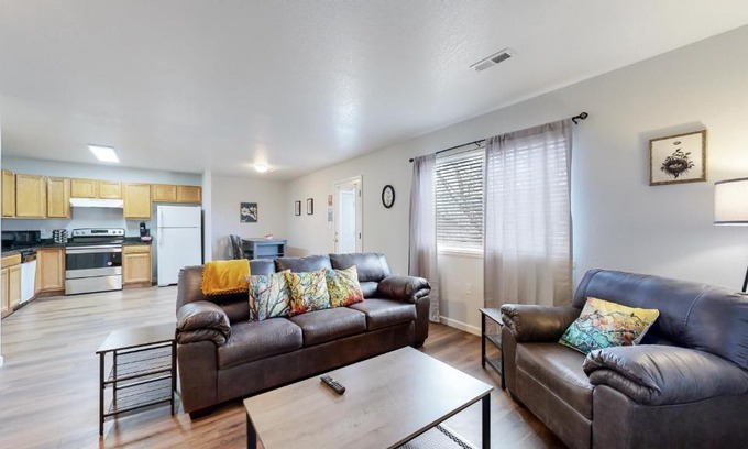 Brighton House | Remodeled 2 King Beds close to DIA and Barr Lake