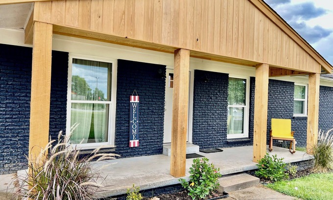 Benton House | Remodeled Benton home-sleeps 7/Coffee bar/WI-FI & Netflix/easy access to freeway