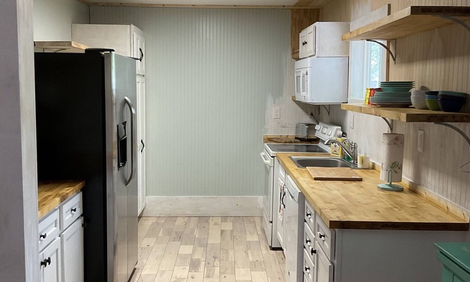 Foley Cottage | remodeled cottage close to downtown and park 7 miles two beach