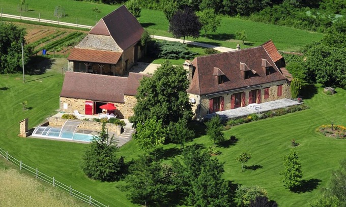Sainte-Alvere Cottage | Renovated Farmhouse With Pool