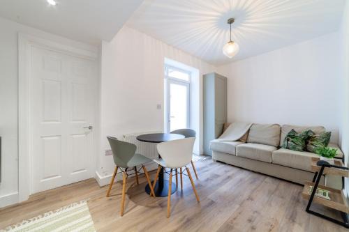 Hammersmith Broadway Apartment | Renovated 2BR Flat with garden, Hammersmith