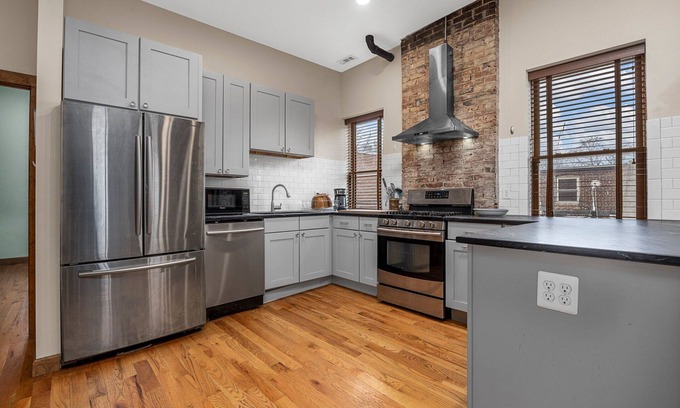 Benton Park Apartment | Renovated 3 Bedroom Penthouse Suite in Benton Park