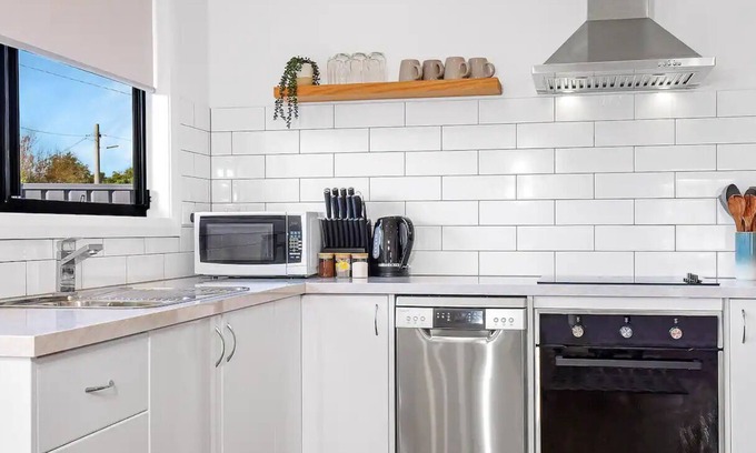Shepparton House | Renovated 3BR near hospital with individual split systems throughout & Wifi.