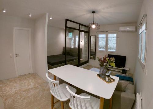 Kifisia Apartment | Renovated apartment in Kifissia Center near Metro G25