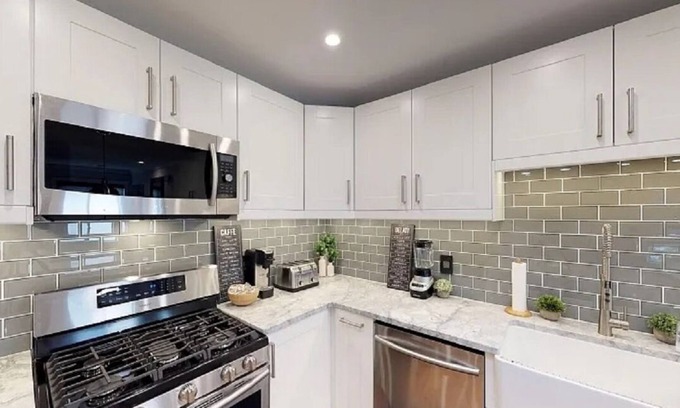 Vauxhall Condo | Renovated, bright and sunny 2 Bedroom / 2 Bathroom w/ seperate Den/ office space