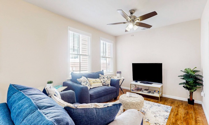 Dixon Park House | Renovated bungalow with central AC, W/D, & modern kitchen, Free Wifi
