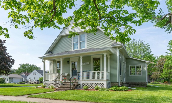 Winterset Cottage | Renovated Cottage on Court: 3 blocks to historic downtown square