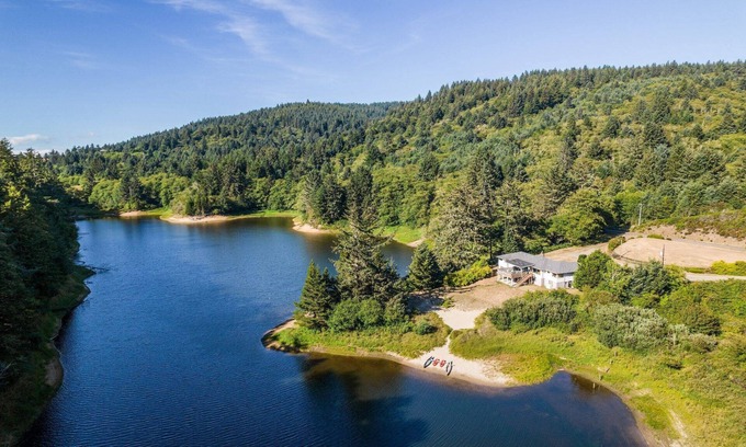 Cloverdale House | Renovated Lake House, Private Sandy Beach, Hot Tub, Pool Table, Fire-Pit, Fishing, One Mile to Ocean