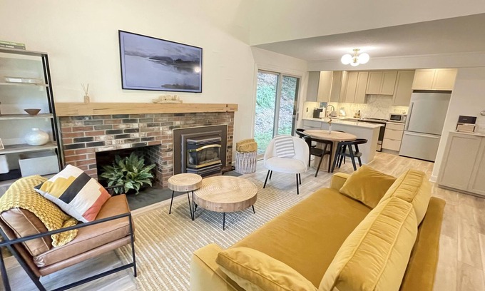 West Hartford Condo | Renovated Quechee Lakes Condo. Quechee Club Amenities! 15 mins Woodstock, VT!