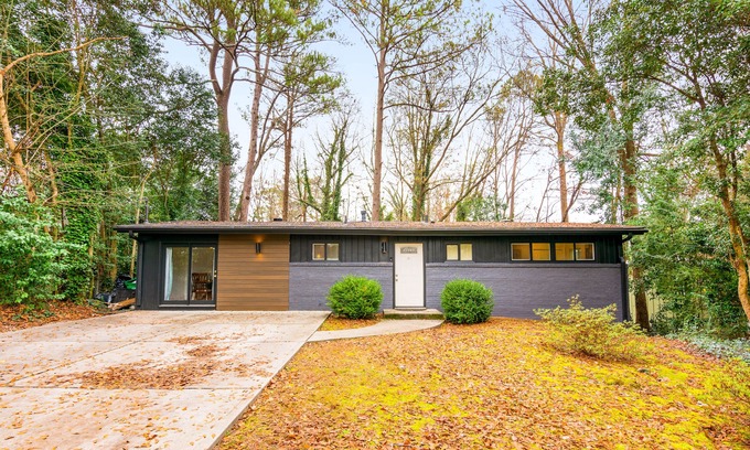 Buford Highway House | Renovated retreat with large deck, fireplace, & washer/dryer - dog-friendly