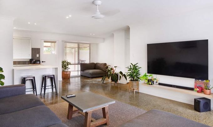 Benowa House | Renovated townhouse 1 bedroom
