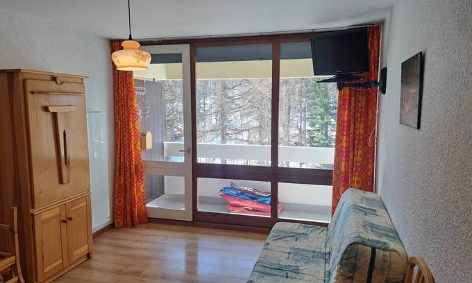 Les Claux Apartment | Résidence Le Pelvoux 1 family studio at the foot of the slopes with mountain-facing balcony