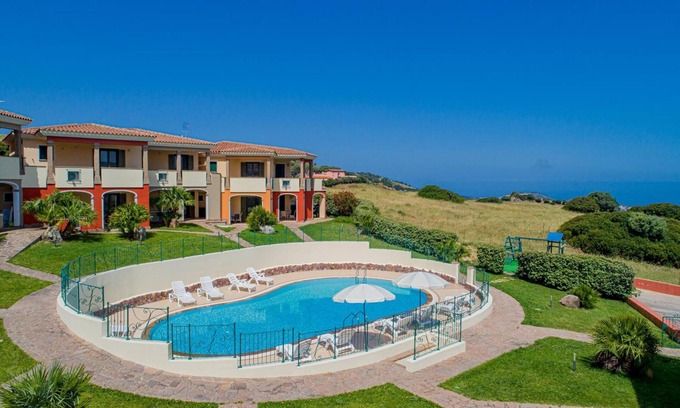 Tergu Apartment | Residenza Le Farfalle 'Three-Room Apartment' with Garden View, Wi-Fi and Air Conditioning