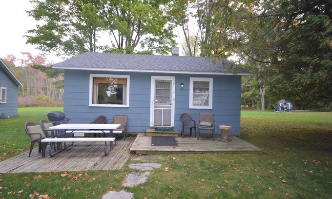 Maple City House | Resort cottage on Big Glen Lake! Kayaks & fire pit!