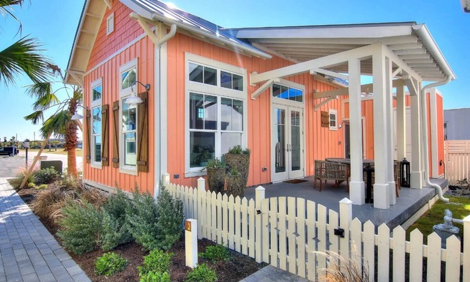 Port Aransas Cabin | Resort Pools, Boardwalk to Beach, Golf Cart Access