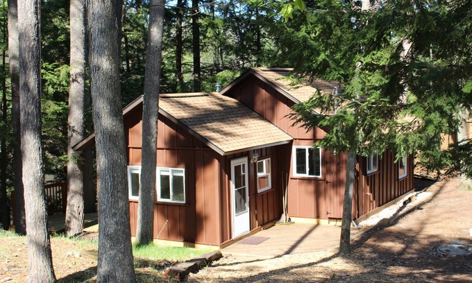 Mayfield Cottage | Restful Cottage For 4 On Lake George Near Traverse Cit