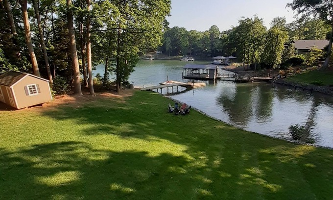 Mayhew House | Retreat at the Lake