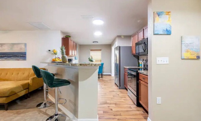 Tavares House | Retreat with bike access/full kitchen/Fence yard/board games/mins from Orlando