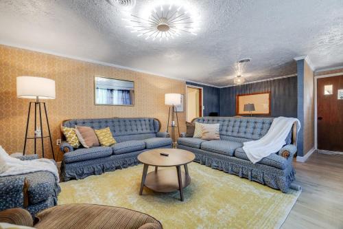 Pooler House | Retro! - 4BR Near Sav Airport